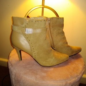 *BRAND NEW*....High heeled bootie